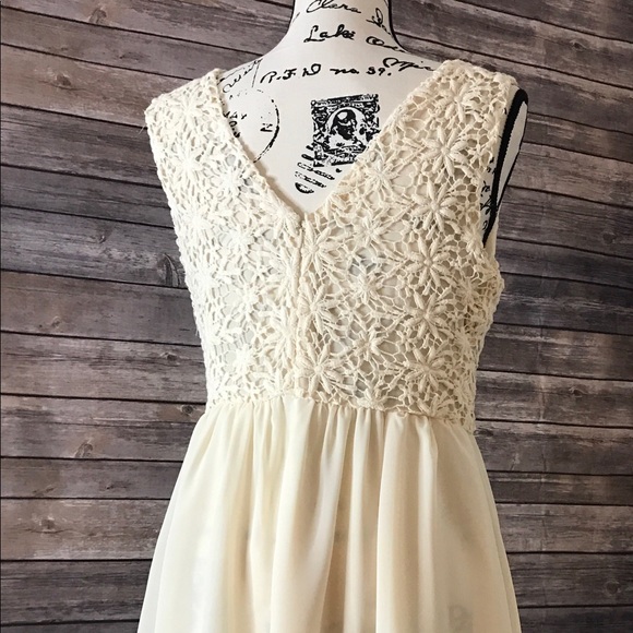 Elegant Cream colored Dress - Picture 5 of 8